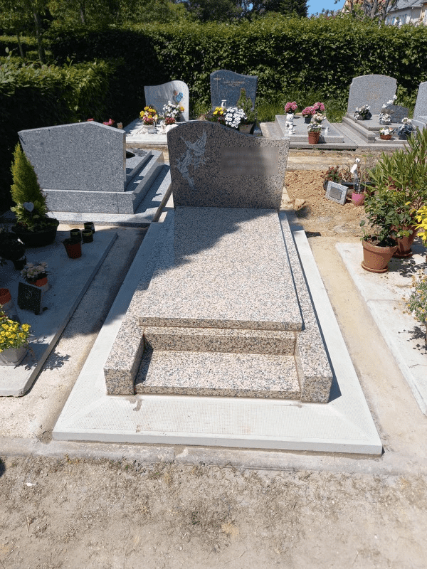 Monument Estrella avec stèle en rose Porino, cimetière dans les Yvelines (78)
